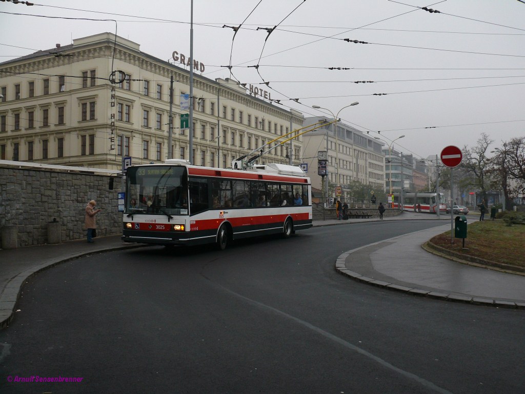 2011-11-17  Brno-hlavni_nadrazi 

Obus DPmB-3025  (Typ Skoda-21Tr)