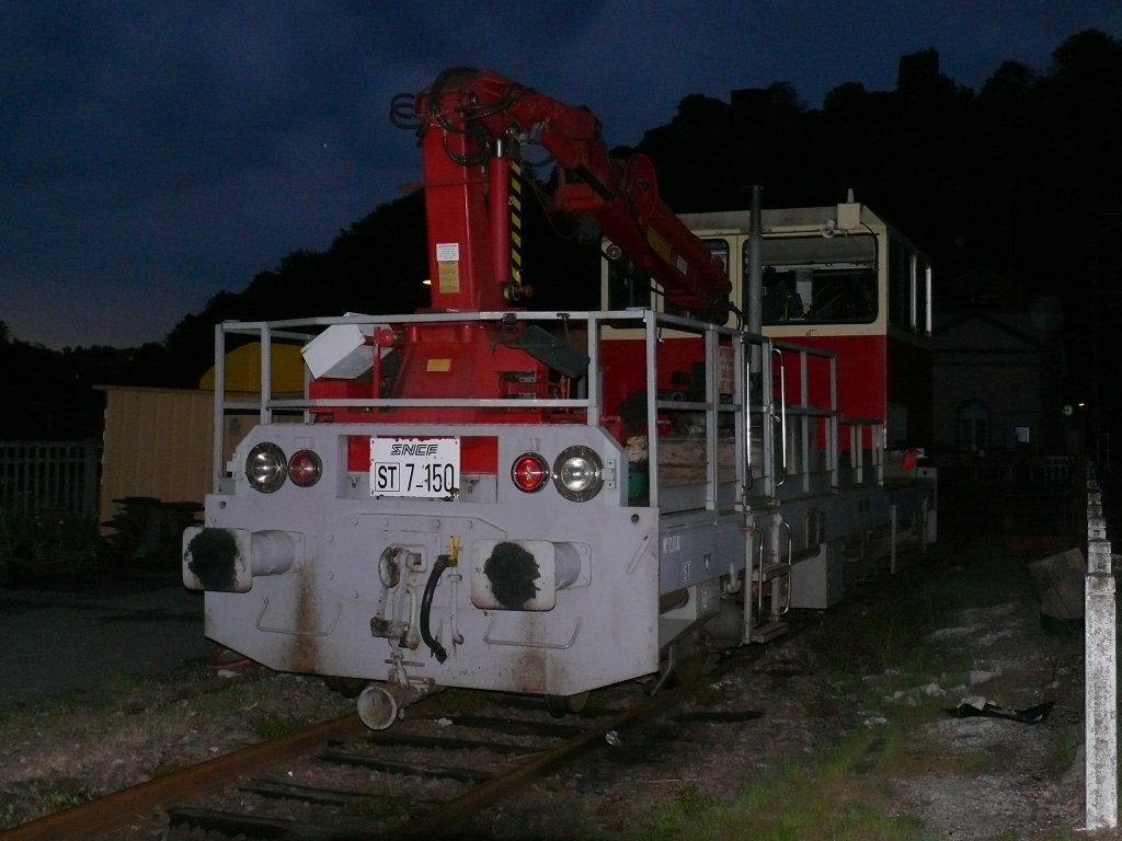 Das SNCF Arbeitsfahrzeug ST7-150 (SKl) am Abend im Bahnhof Lutzelbourg in den Vogesen. Dahinter grt dunkel, die den Ort beherrschende und namensgebende, aus dem 12. Jahrhundert stammende, Burgruine Ltzelburg. 05.05.2007 Lutzelbourg (Ltzelburg)