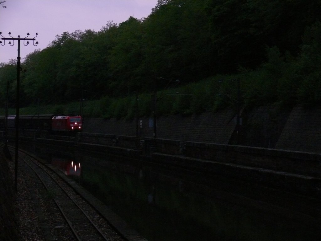 DB-Lok der Baureihe 185 fhrt mit einem Gterzug im Abendlicht Richtung Osten. Sie spiegelt sich im parallel liegenden Rhein-Marne-Kanal. Links des Kanals liegen noch die Schienen der seit vielen Jahrzehnten eingestellten Treidelbahn, mit der frher die Kanalschiffe gezogen wurden. 06.05.2007 Arzviller-Tunnel 
