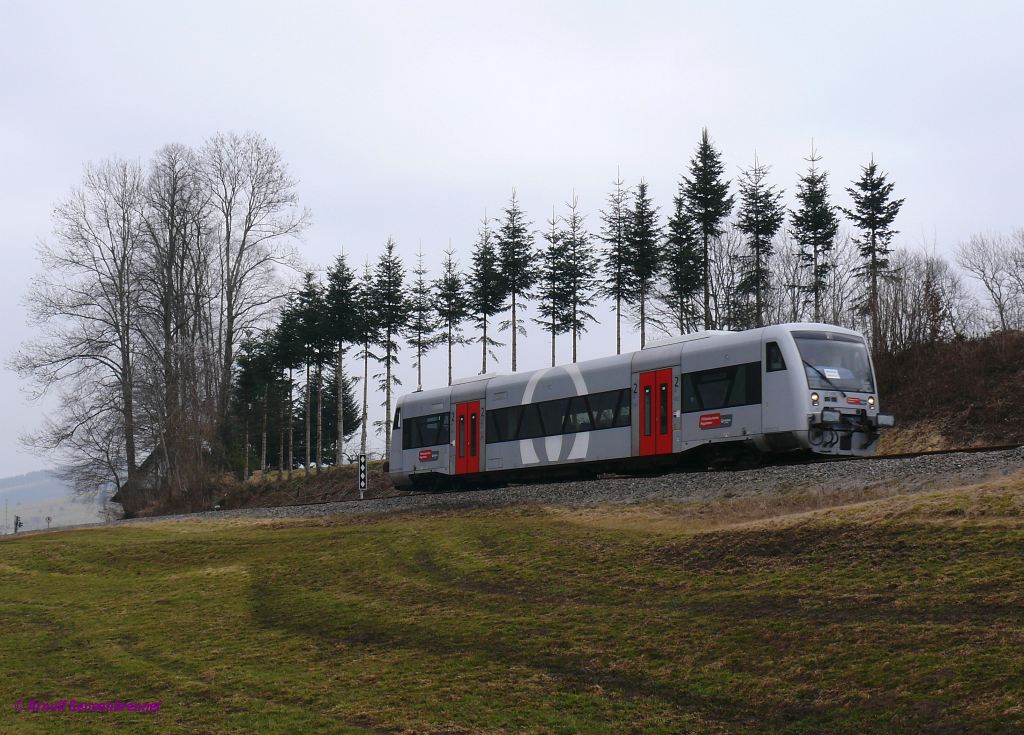 Der Leih-RS1 VT008 der MitteldeutschenRegiobahn unterwegs auf der SWEG-Harmersbachtalbahn als Zug=SWE72217 von Oberharmersbach nach Biberach. Zell a.H.-Grn 04.03.2012