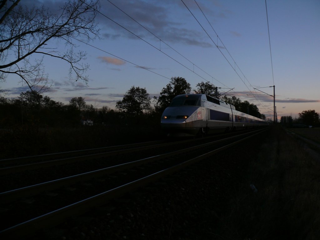 Der TGV504 (TGV-R) unterwegs von Strasbourg Richtung Westen.

05.11.2009 Eckwersheim