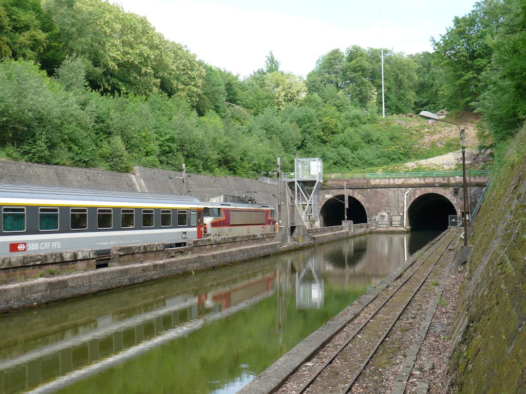 Die BB15003 mit dem EC97  Iris  (Brssel12:15-Zrich20:24), der aus SBB-CFF-FFS-Wagen gebildet wird, auf dem Weg Richtung Strasbourg bei der Einfahrt in den Arzviller Tunnel. Nur an der westlichen Seite liegen die Tunnelportale nebeneinander. Auf der stlichen Seite liegen die Portale getrennt auf unterschiedlichem Niveau, aber im Gegensatz zum Bahntunnel kann ein Kanaltunnel halt kein Geflle haben. 13.05.2007 Arzviller-Tunnel 
