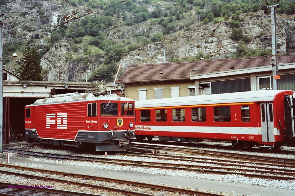 FO Ge4/4III 82 'Uri' (SLM+BBC1979)  -damals nagelneue Adhsionslok fr den im Herbst 1981 aufgenommenen Verkehr durch den Furka-Basistunnel.
1981-09-25 Brig 
