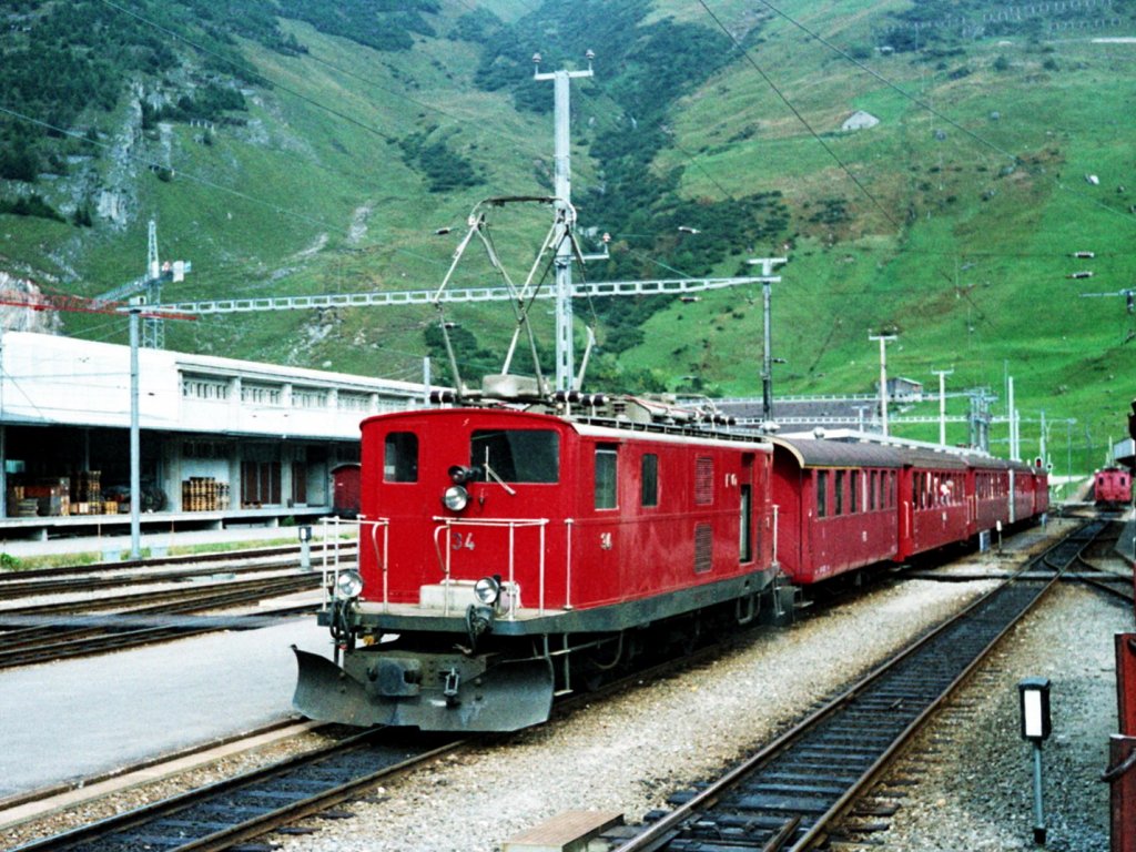 FO HGe 4/4 I 34  mit Schnellzug Chur-Brig
1981-09-25 Andermatt 