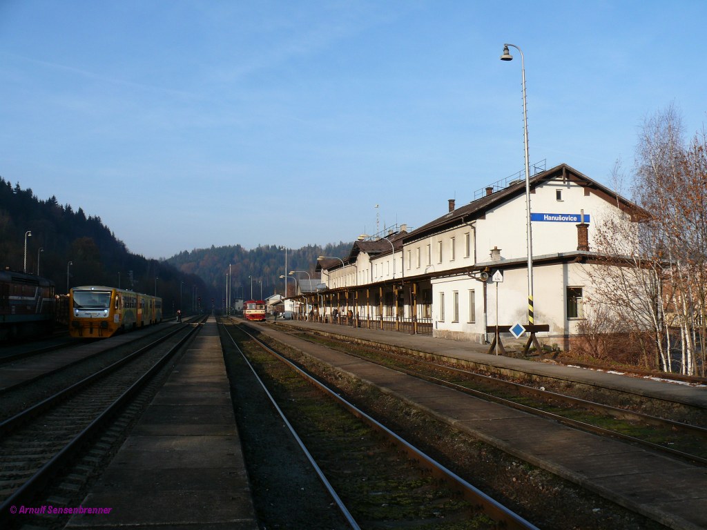 Hanusovice Bahnhof: links CD-814 247, hinten CD-810 431.  2011-11-18