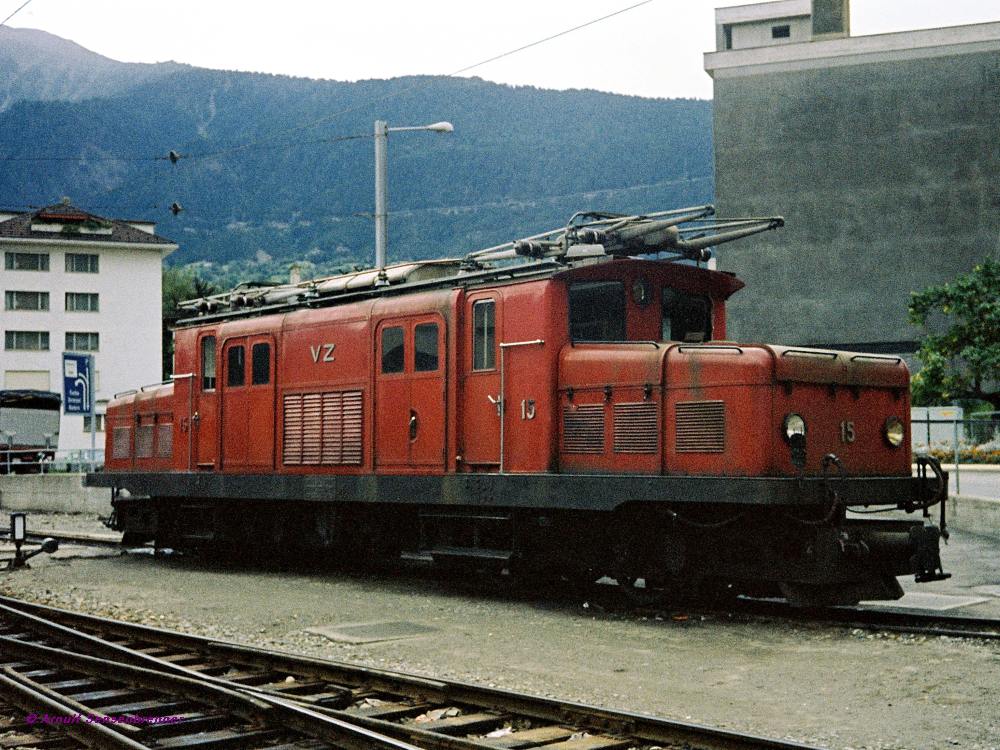 HGe 4/4 I 15 (SLM1930) der BVZ -sie behielt auch nach der Verlngerung bis Brig die ursprngliche Bahnbezeichnung VZ (Visp-Zermatt-Bahn)
1981-09-25 Brig