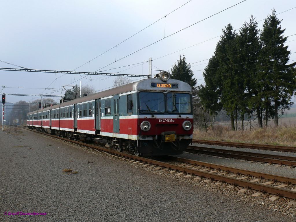 Lichkov, PKP-EN57-1951 unterwegs von Usti nad Orlici nach Klodzo; 2011-11-18