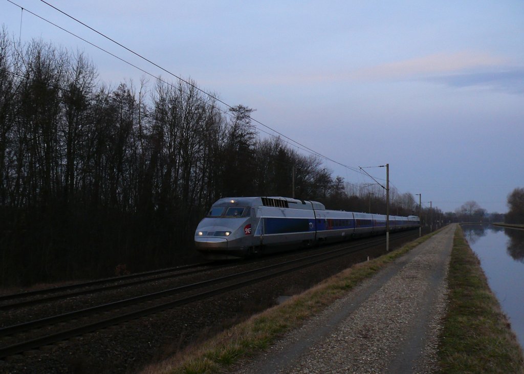 SNCF TGV542 vom Typ TGV-R unterwegs als Zug TGV5488(Strasbourg17:56-Nantes23:14)

13.03.2009 Steinbourg (Steinburg)
