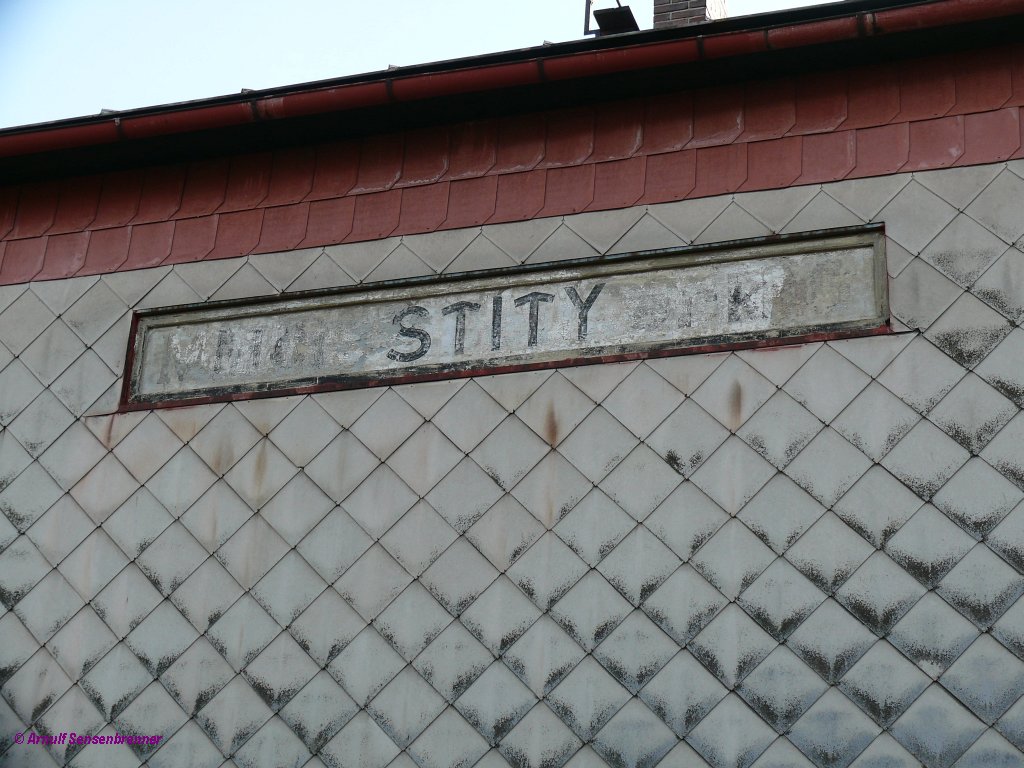 Stity: Das Stationsschild zeugt von den Namen, die der Bahnhof schon trug: heute=Stity, bis 1949=ilperk, bis 1945=Schildberg. 2011-11-18 