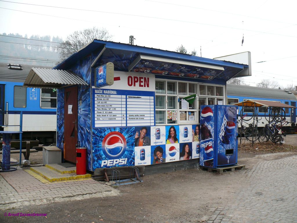Usti nad Orlici, hlavni nadrazi (Wildenschwert HBf.)
, Fahrkartenverkauf fr Regiojet = Kiosk vor dem Bahnhof, 2011-11-18 