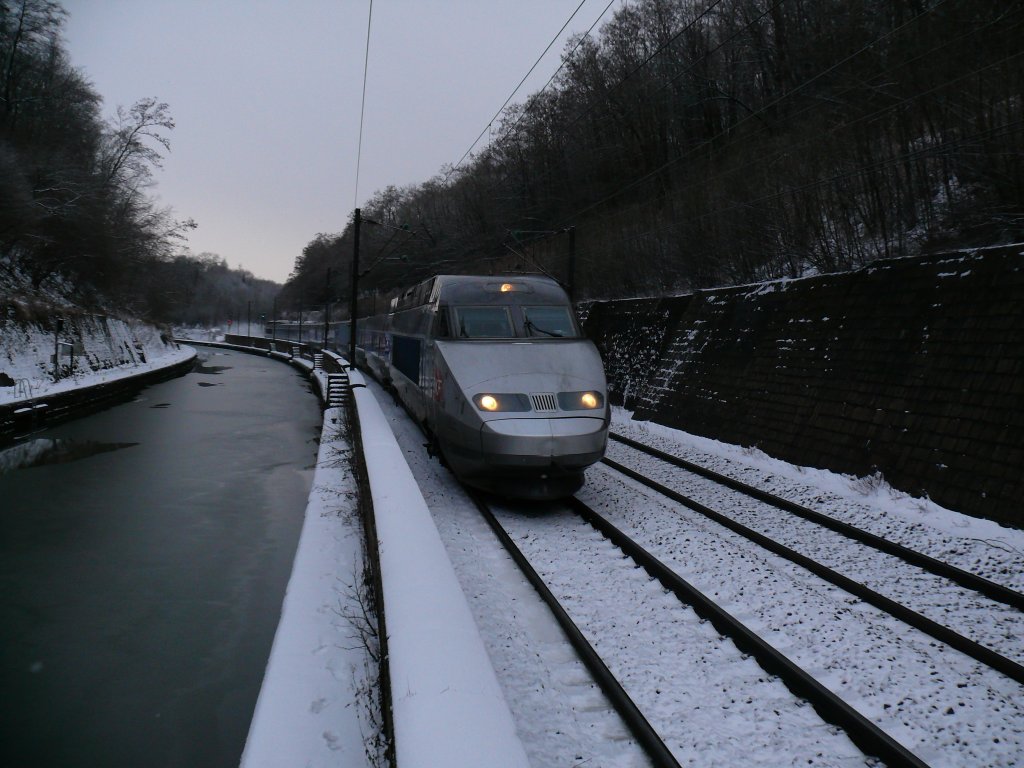 Vogesenwinter am Rhin-Marne-Canal.
Ein SNCF TGV-R fhrt als Zug TGV5442 von Bordeaux-St.Jean nach Strasbourg.

10.01.2010 Arzviller
