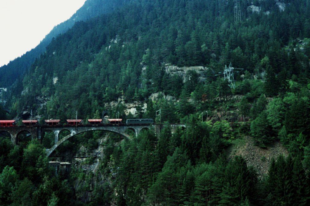 Wassen 100-Jahre Gotthardbahn-Schau

Ein von einer Ae 6/6 gefhrter Gterzug auf der mittleren Meienreussbrcke.

22.09.1981