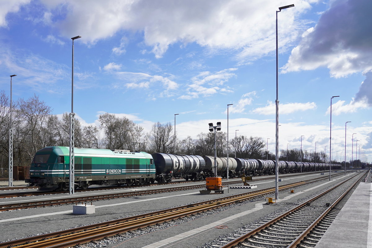 ENERCON Eisenbahngesellschaft-Ostfriesland-Oldenburg EGOO-223_156(92 80 1223 156-1 D-EGOO)(ER20 Siemens2011FNr21681) + Kesselwagenzug nach Wilhelmshaven-Ölweiche.
2021-03-19 083ak Sande 