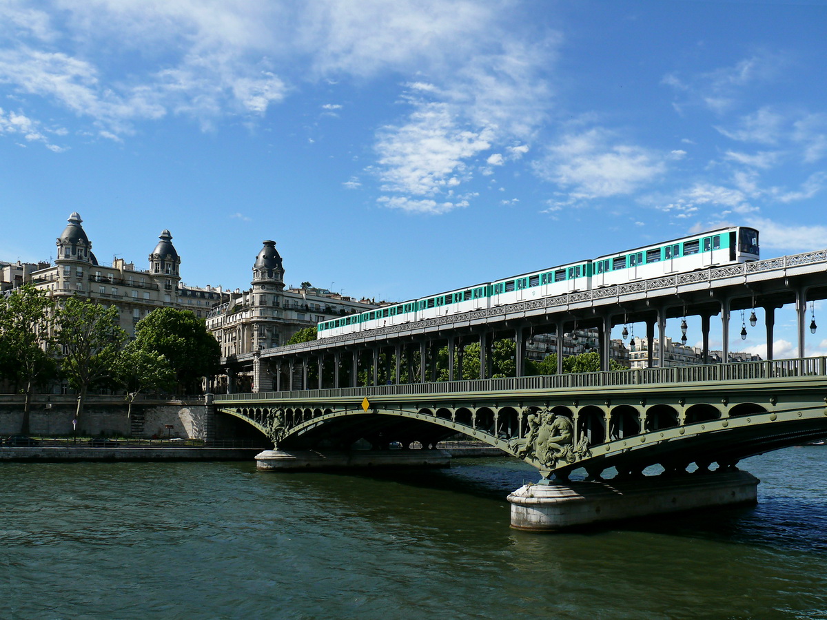 Paris Métro Linie-6 Pont-de-Bir-Hakeim 