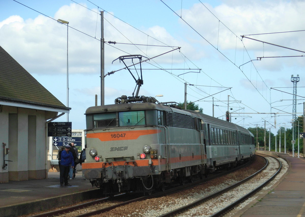 SNCF-BB16111 schiebt schiebt Corail-Intercit von Paris ber Rouen nach Le-Havre. 2007-07-01 Braut-Beuzeville (ab 11:01)