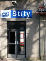 Stity Bahnhof. Noch kann man durch die Eingangstr den Zug nach Lichkov und in die weite Welt ersphen. Seit dem 11.12.11 ist dies vorbei. 2011-11-18 
