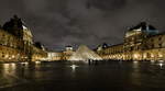 paris-16/698681/k2020-02-23-761a-paris-louvre-courinnenhof-mit k2020-02-23 761a Paris Louvre Cour=Innenhof mit Glaspyramide nachts