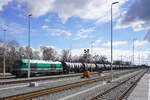 niedersachsen/732104/enercon-eisenbahngesellschaft-ostfriesland-oldenburg-egoo-22315692-80-1223-156-1 ENERCON Eisenbahngesellschaft-Ostfriesland-Oldenburg EGOO-223_156(92 80 1223 156-1 D-EGOO)(ER20 Siemens2011FNr21681) + Kesselwagenzug nach Wilhelmshaven-Ölweiche.
2021-03-19 083ak Sande 
