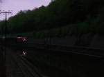 DB-Lok der Baureihe 185 fhrt mit einem Gterzug im Abendlicht Richtung Osten.