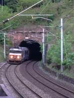 Aus dem Tunnel Rheinthal kommend schleppt BB15004 ihren Corail-Schnellzug durch die Vogesen nach Westen.