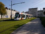 Tram IRIGO-1005 fhrt in Angers auf der Avenue-Denis-Papin unter klassischer Oberleitung.
