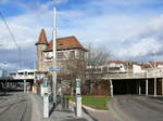 Unten ist die Straenbahnhaltestelle Krimmeri in Straburg-Neudorf am Square de l´Aiguillage (Stellwerksplatz). 
Oben auf der Eisenbahn befindet sich der Haltepunkt Krimmeri-Meinau. Hinter dem alten Stellwerk fahren die OSB VT509+VT512 als Zug OSB87429 von Strasbourg ber Kehl nach Offenburg.

2012-12-30 Strasbourg Krimmeri 
