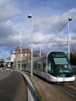 CTS Tram-2010 (Alstom Citadis) unterwegs auf der Linie A nach Lixenbuhl.

Auf der Eisenbahnbrcke befindet sich der Haltepunkt Krimmeri-Meinau.

2012-12-30 Strasbourg Krimmeri 