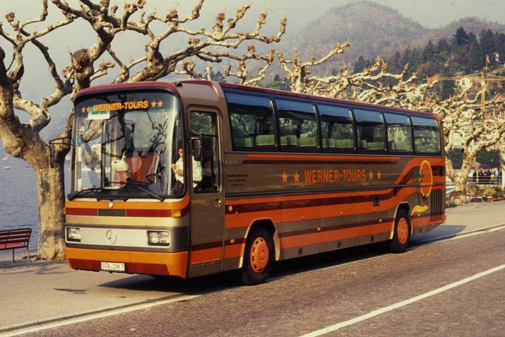 1990 z�hlte dieser Mercedes Bus, des Reiseunternehmen  Werner Tours 
zu den modernsten seiner Zeit.
Aufnahme am Lago Maggiore in Ascona (Schweiz) am 28.3.1990.