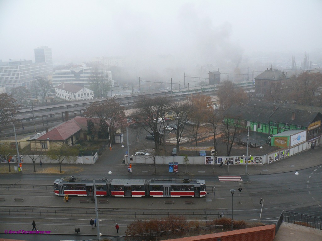 2011-11-17 261 Brno Blick vom Denispark auf Tram DPmB-1736 (Tatra-KT8D5)