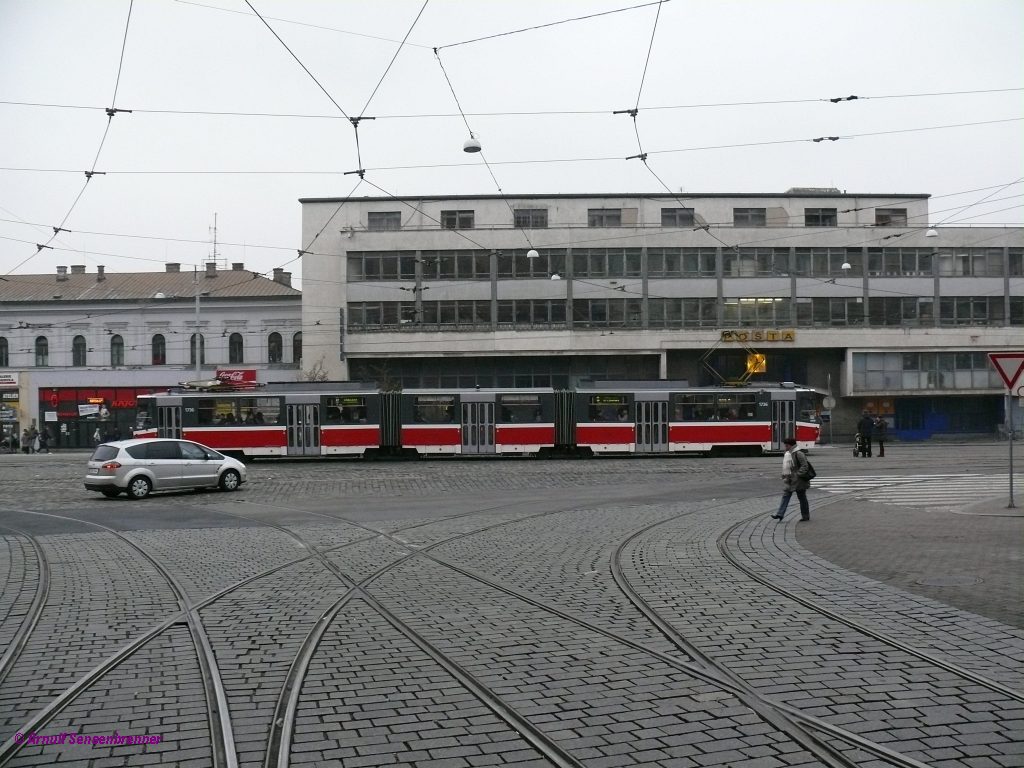 2011-11-17 Brno Nadrazni,  
Tram DPmB-1736 (Typ Tatra-KT8D5)