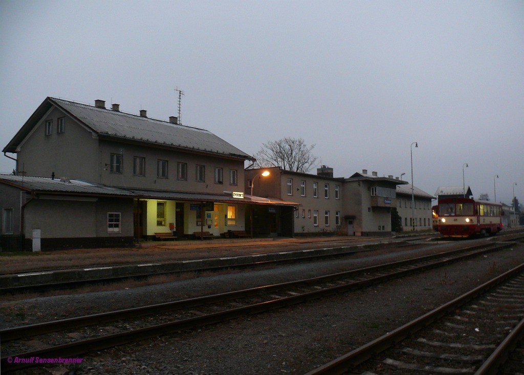 2011-11-17 Chornice -noch ist der Nebenbahnknoten in Betrieb-.

CD-810 325 fhrt als Os24736 von Velke Opatovice(15:59ab) ber Chornice(16:14/16:20) bis Mestecko Trnavka(16:28an). Ab dort gab es SEV bis Moravska Trebova. Ab Moravska Trebova fuhr dann wieder ein Zug unter der gleichen Zugnummer bis zum Ziel in Ceska Trebova.