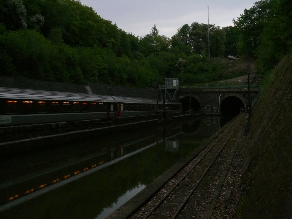 BB15000 mit Zug Corail-1807 (Paris16:16-Strasbourg20:44)unterwegs Richtung Strasbourg bei der Einfahrt in den Arzviller Tunnel. Nur an der westlichen Seite liegen die Tunnelportale nebeneinander. Auf der stlichen Seite liegen die Portale getrennt auf unterschiedlichem Niveau, aber im Gegensatz zum Bahntunnel kann ein Kanaltunnel halt kein Geflle haben. 
05.05.2007 Arzviller-Tunnel 


