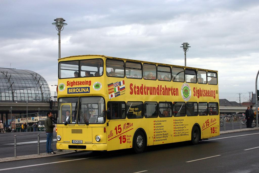 Berlin Bahnhof Zoo
Beriolina Stadtrundfahrten setzten am 18.11.2006 diesen
MAN Doppelstockbus ein. 