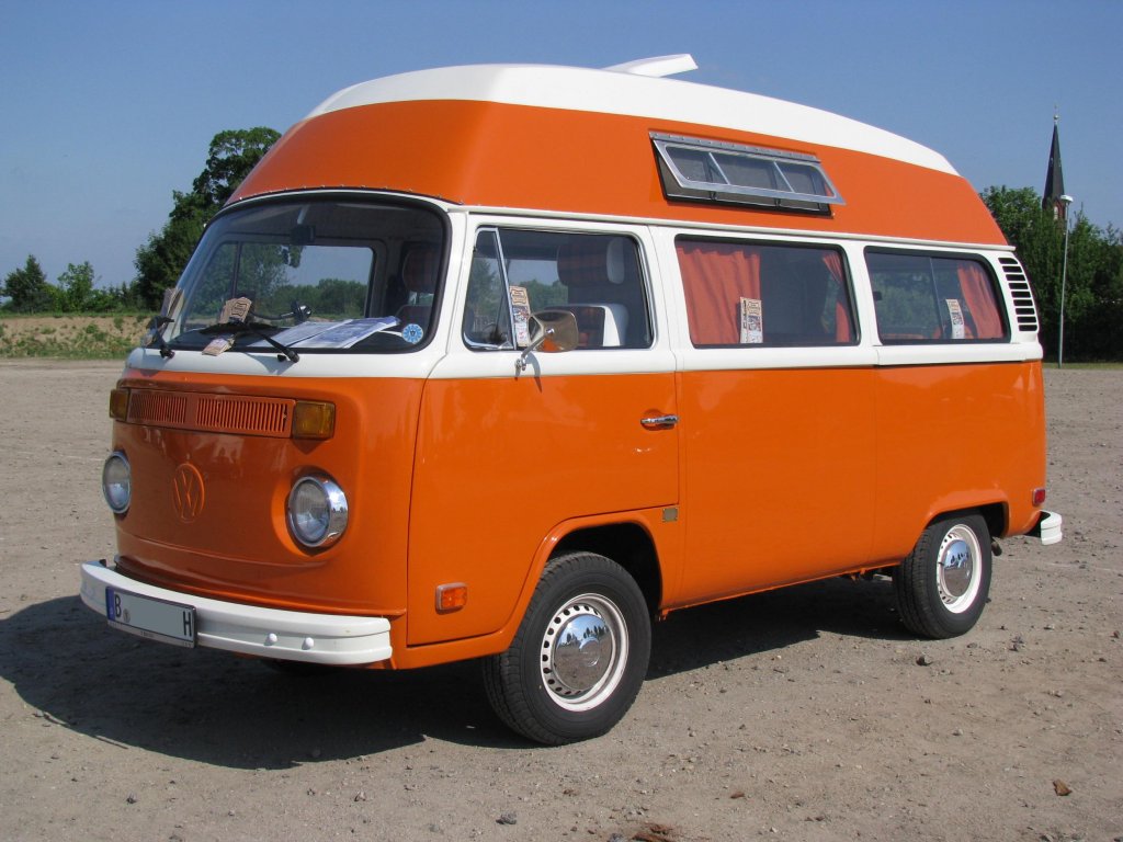 Campingbus mit Hochdach VW T 2 aus der Bundeshauptstadt Berlin (B) fotografiert bei der Oldtimer-Show in Paaren/Glien am [12.06.2011]
