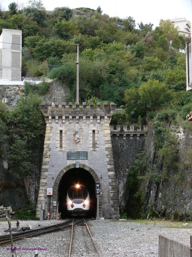 CFC-805+806 AMG800. Der Zug kommt durch den Tunnel in Bastia aus Casamozza.
CFC (Chemin de Fer de la Corse - korsische Eisenbahn)
2009-10-19 Bastia
