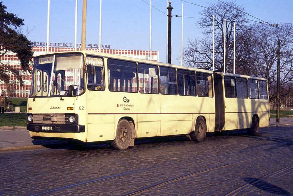 DDR Zeit: VEB Dessau steht an dem hier abgebildeten IKARUS Gelenkbus.
Wir schreiben als Datum 17.3.1990.
