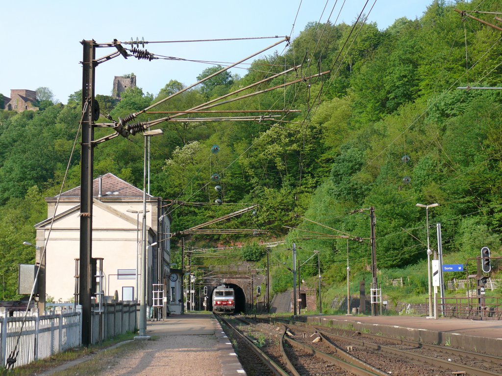 Die BB15051 eilt mit Corail1510 (Strasbourg18:18-Paris22:48) aus dem Tunnel von Lutzelbourg. Der 1850 erbaute Tunnel von Lutzelbourg (439 Meter lang) liegt direkt stlich hinter dem Bahnhof. Auf dem Felssporn, der von dem Tunnel unterfahren wird, thront die fr den Ort namensgebende, aus dem 12. Jahrhundert stammende, Burgruine Ltzelburg. 06.05.2007 Lutzelbourg (Ltzelburg) 