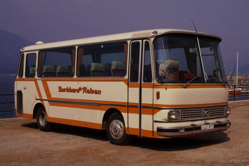 Diese kurze Setra Reisebus stand am 28.3.1990 in Luino (Italien) am
Lago Maggiore. Die Aufschrift l�sst als Besitzer das Reiseunternehmen
Burkhard aus Lindenberg erkennen.