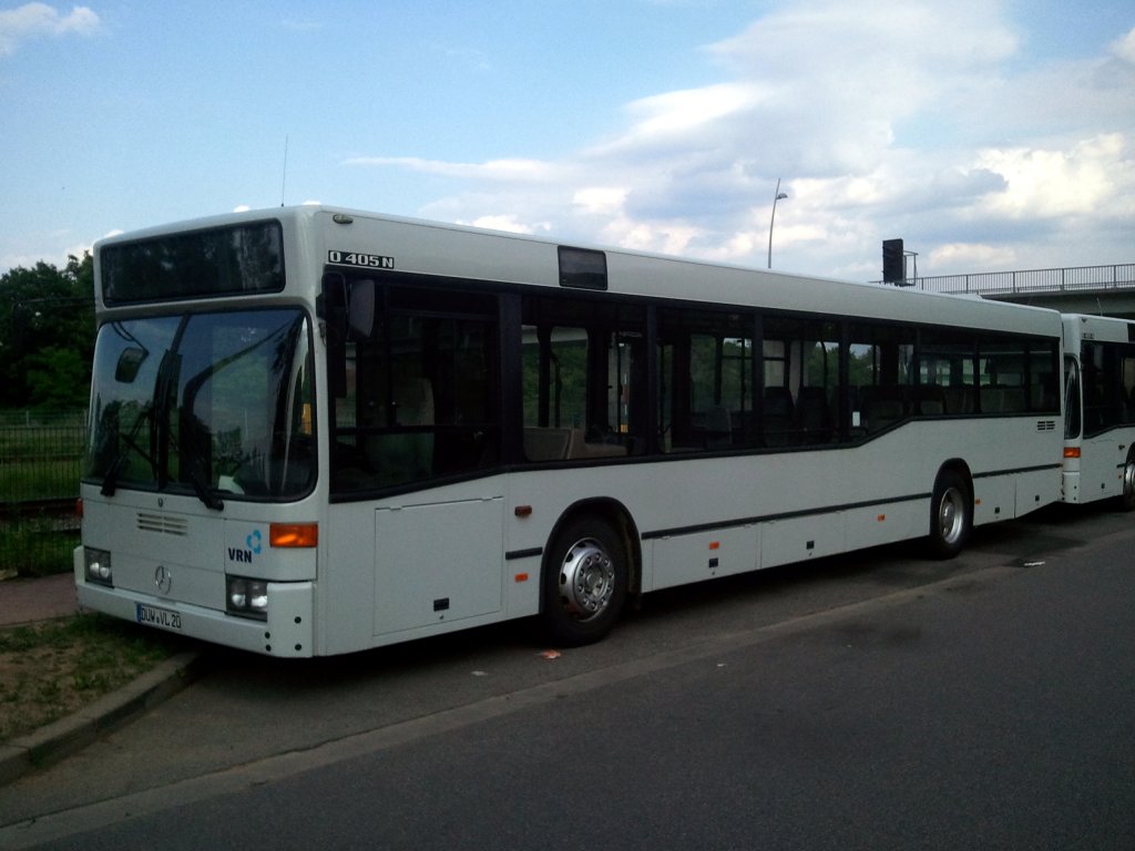 Dieser Mercedes-Benz O 405 N war am Hauptbahnhof in Gr�nstadt am 28.5.12 abgestellt. Busverkehr Zipper GmbH setzt ihn werktags auf diversen �berlandlinien im Leininger Land ein.
