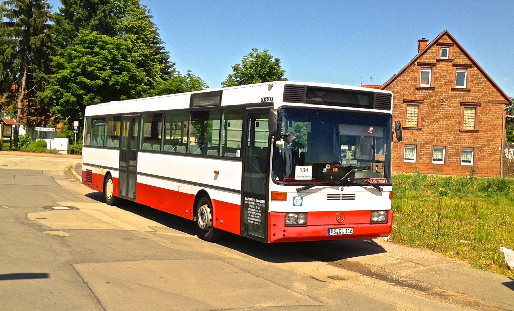 Dieser Mercedes-Benz O 407 von Bandner und Sohn aus N�nschweiler war am 20.06.2013 in Katzweiler abgestellt. Das Fahrzeug befindet sich in einem guten Zustand und hat ein 6-Gang-Schaltgetriebe.