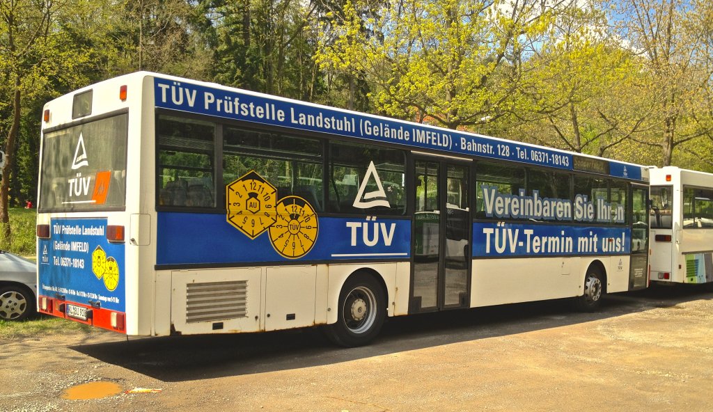 Dieser Mercedes-Benz O 407 von Busverkehr Imfeld aus Landstuhl stand w�hrend des 2. Bundesligaspiels 1.FCK gegen FSV Frankfurt am 5.5.2012 auf einem Park-and-Ride-Parkplatz und wartete auf das Ende des Spiels.
