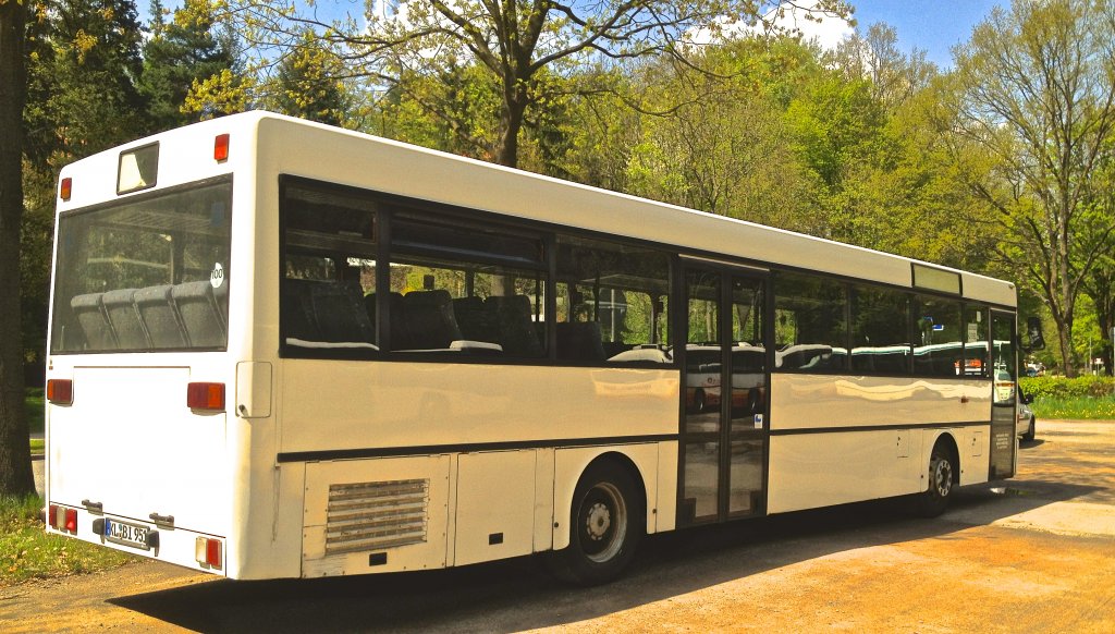 Dieser Mercedes-Benz O 407 von Busverkehr Imfeld aus Landstuhl stand w�hrend des 2. Bundesligaspiels 1.FCK gegen FSV Frankfurt am 5.5.2012 auf einem Park-and-Ride-Parkplatz und wartete auf das Ende des Spiels.
