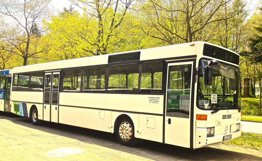 Dieser Mercedes-Benz O 407 von Busverkehr Imfeld aus Landstuhl stand w�hrend des 2. Bundesligaspiels 1.FCK gegen FSV Frankfurt am 5.5.2012 auf einem Park-and-Ride-Parkplatz und wartete auf das Ende des Spiels.