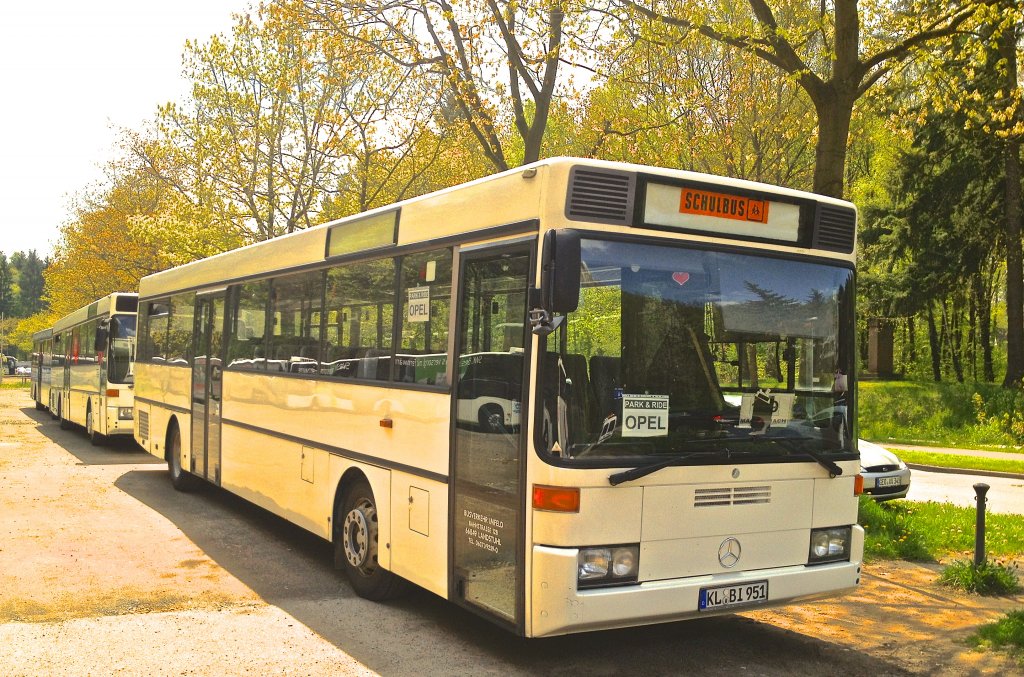 Dieser Mercedes-Benz O 407 von Busverkehr Imfeld aus Landstuhl stand w�hrend des 2. Bundesligaspiels 1.FCK gegen FSV Frankfurt am 5.5.2012 auf einem Park-and-Ride-Parkplatz und wartete auf das Ende des Spiels.