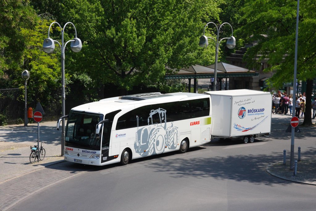 Dieser Mercedes Customer First der Firma Br�skamp mit Anh�nger und gro�fl�chiger
Werbung der Fa. Claas, Harsewinkel, stand am 7.6.2013 am Bahnhof Zoologischer
Garten in Berlin.