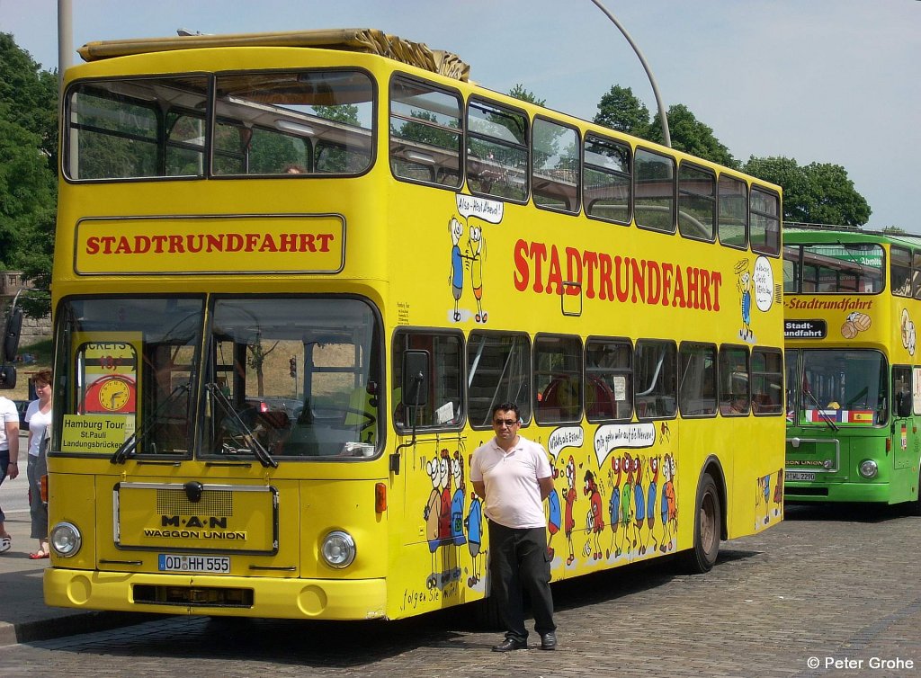 Doppelstock MAN Stadtrundfahrt Hamburg mit nettem Mitarbeiter von Hamburg Tour, fotografiert an den Landungsbr�cken St. Pauli am 09.06.2008