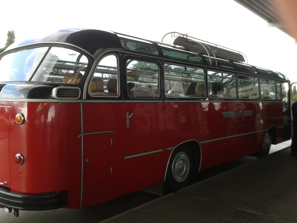 Ein historischer Bus zu einer Sonderfahrt in die Vierlanden im Bf.Bergedorf

