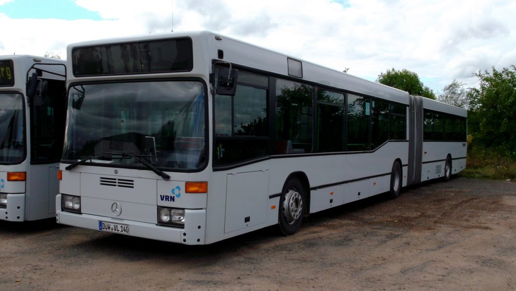 Ein Mercedes-Benz O 405 GN2 von Eistal-Bus GmbH, abgestellt auf einem Parkplatz in Hettenleidelheim am 03.10.2012. Werktags wird das Fahrzeug im Sch�lerverkehr eingesetzt.