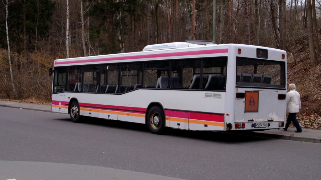 Ein schlecht gepflegter Mercedes-Benz O 405 N� stand am 11.3.12 in der N�he des Fritz-Walter-Stadions in Kaiserslautern. Der Bus hat eine Klimaanlage und ein Schaltgetriebe.