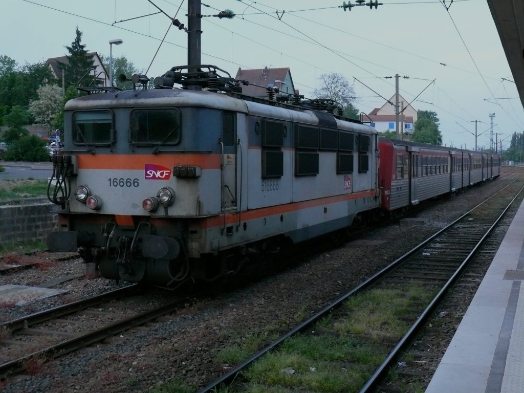 Ein Wendezug mit BB16666 im Bahnhof Saverne, der 2007 umgebaut wurde. Solche Wendezge verkehren auch hier auf der Vogesenstrecke im Regionalverkehr. 06.05.2007 Saverne

